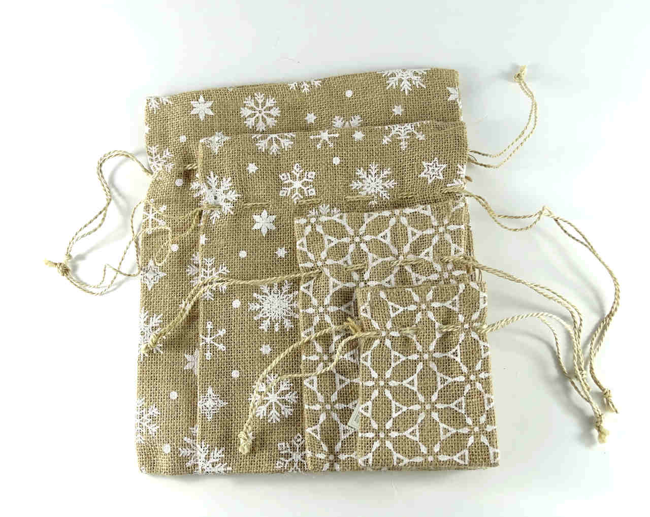 Geschenktasche aus Jute mit Schneeflockendruck (20 x 25 cm) - fair trade aus Bangladesch