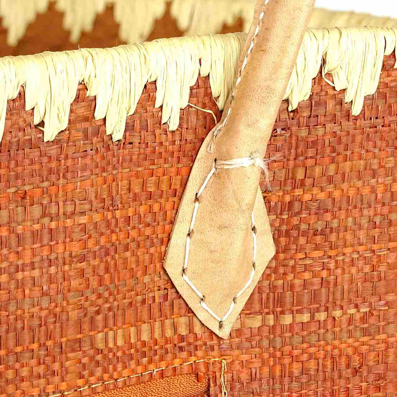 ziegelroter Raffia-Korb mit Lederhenkel - fair trade aus Madagaskar ziegelroter Raffia-Korb mit Lederhenkel - fair trade aus Madagaskar