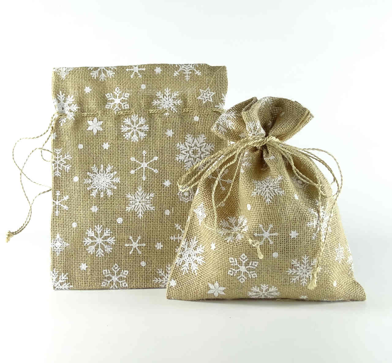 Geschenktasche aus Jute mit Schneeflockendruck (20 x 25 cm) - fair trade aus Bangladesch