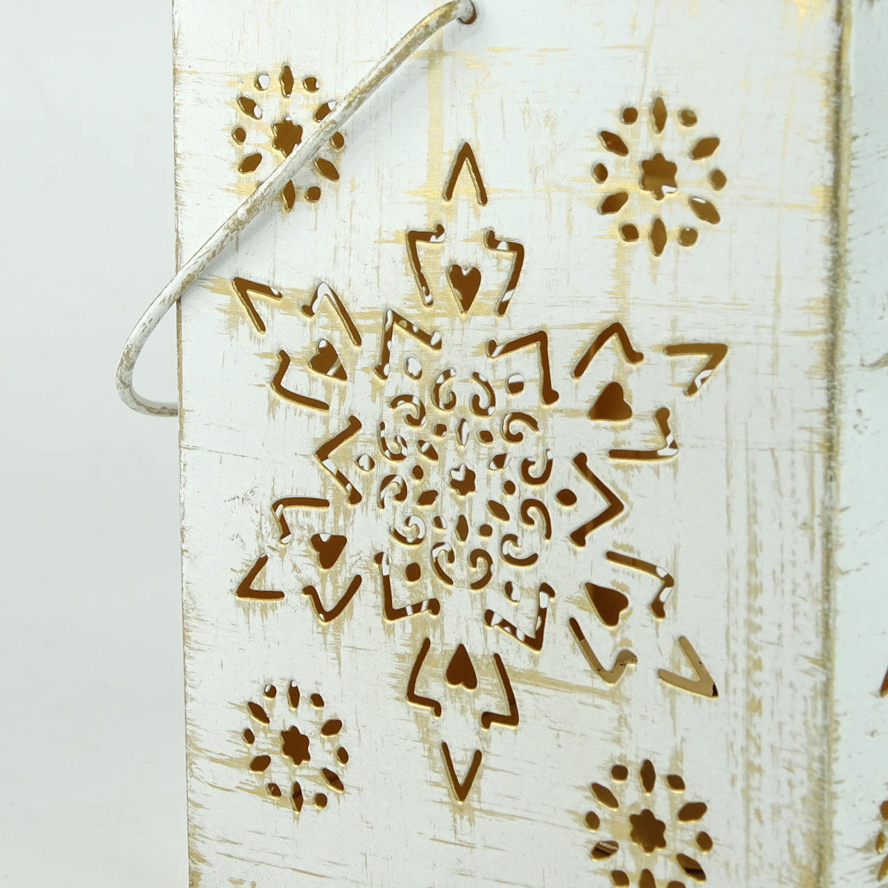 Verspielte Laterne in weiß und gold mit Sternmotiv - fair produziert in Indien