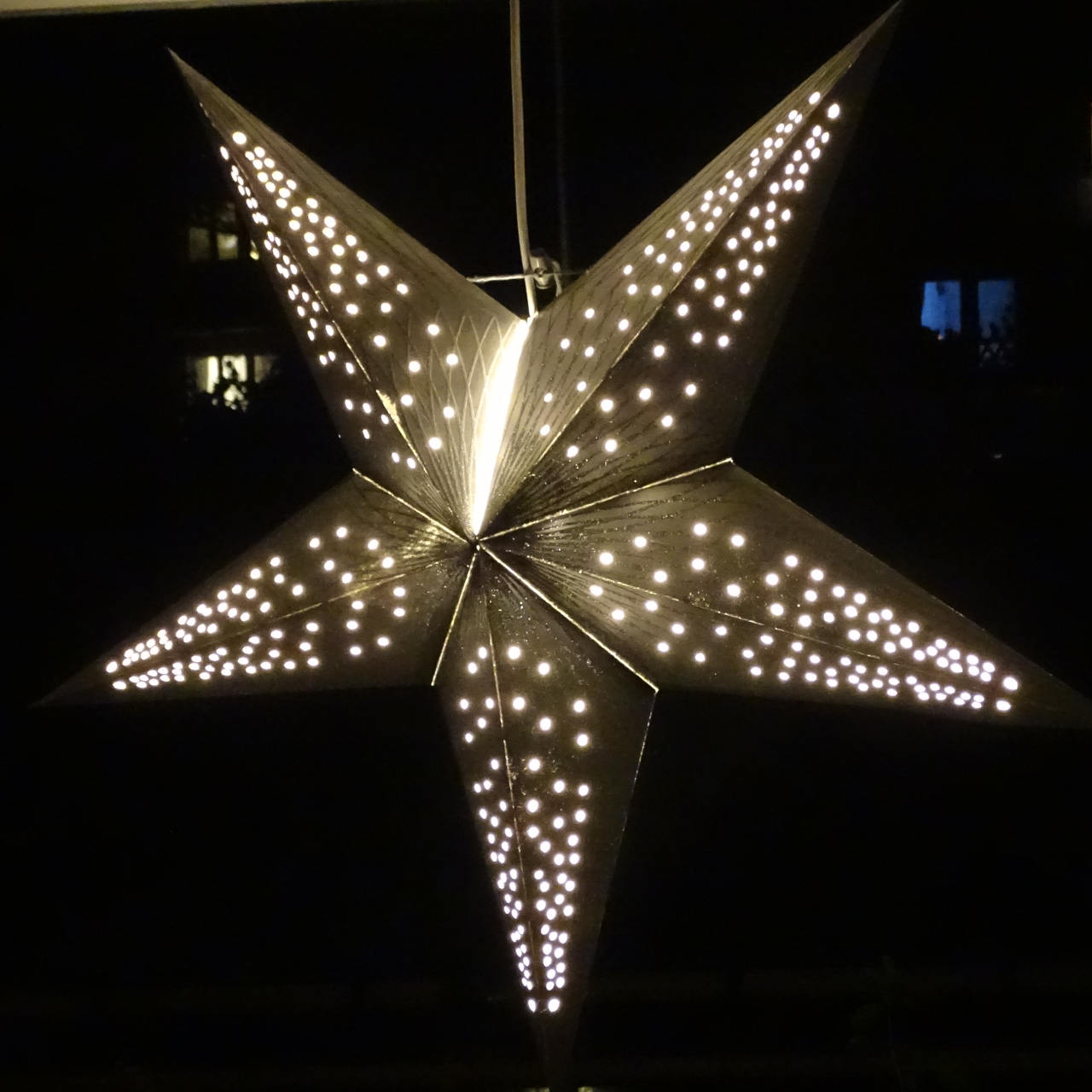 Silberner Fensterstern zum Aufhängen für die weihnachtliche Dekoration, beleuchtbar, 56 cm Durchmesser - fair hergestellt in Indien