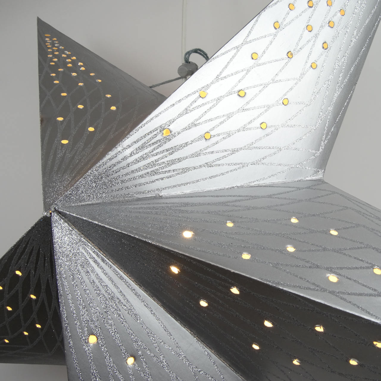 Silberner Fensterstern zum Aufhängen für die weihnachtliche Dekoration, beleuchtbar, 56 cm Durchmesser - fair hergestellt in Indien