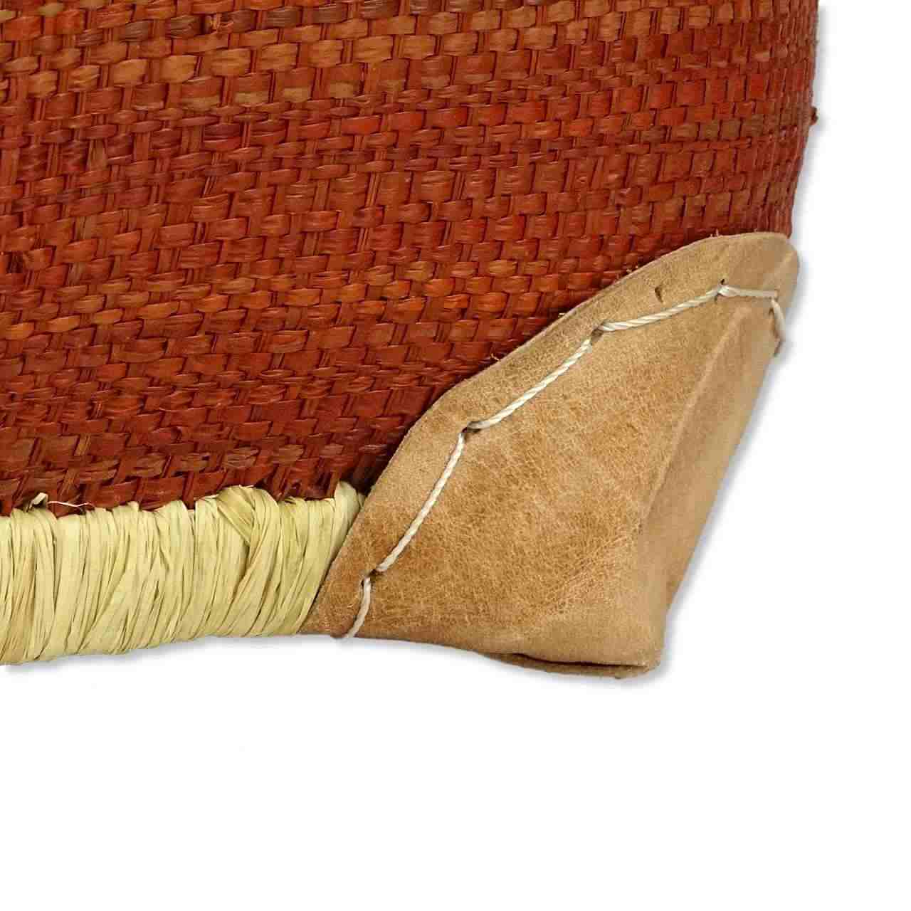 ziegelroter Raffia-Korb mit Lederhenkel - fair trade aus Madagaskar ziegelroter Raffia-Korb mit Lederhenkel - fair trade aus Madagaskar