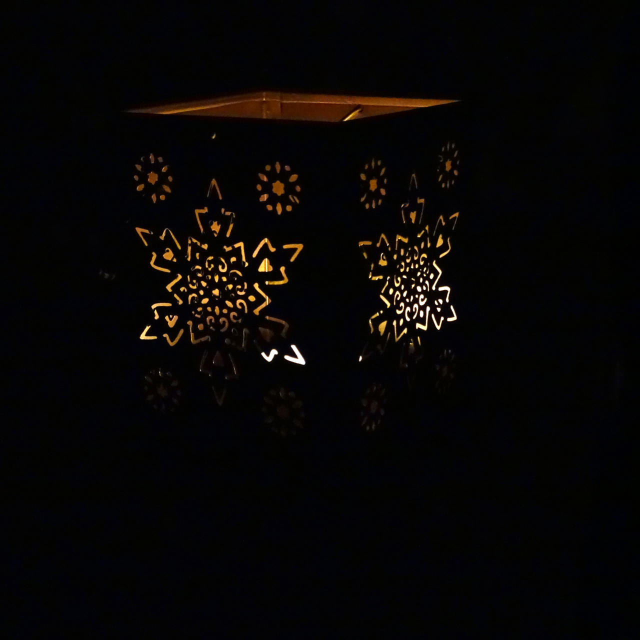 Verspielte Laterne in weiß und gold mit Sternmotiv - fair produziert in Indien