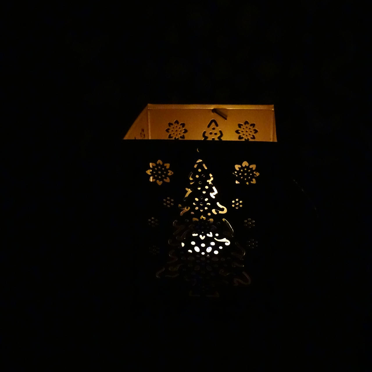 Verspielte Laterne in weiß und gold mit Tannenmotiv - fair produziert in Indien