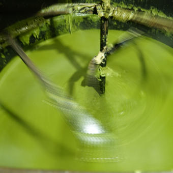 Alepposeife-von-Karawan-Authentic-wird-gerührt