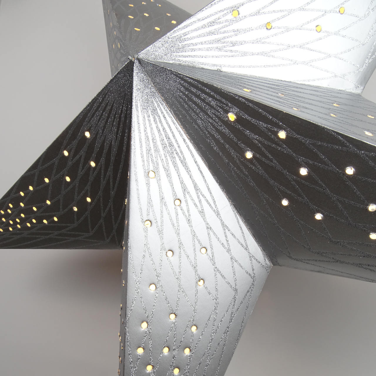 Silberner Fensterstern zum Aufhängen für die weihnachtliche Dekoration, beleuchtbar, 56 cm Durchmesser - fair hergestellt in Indien