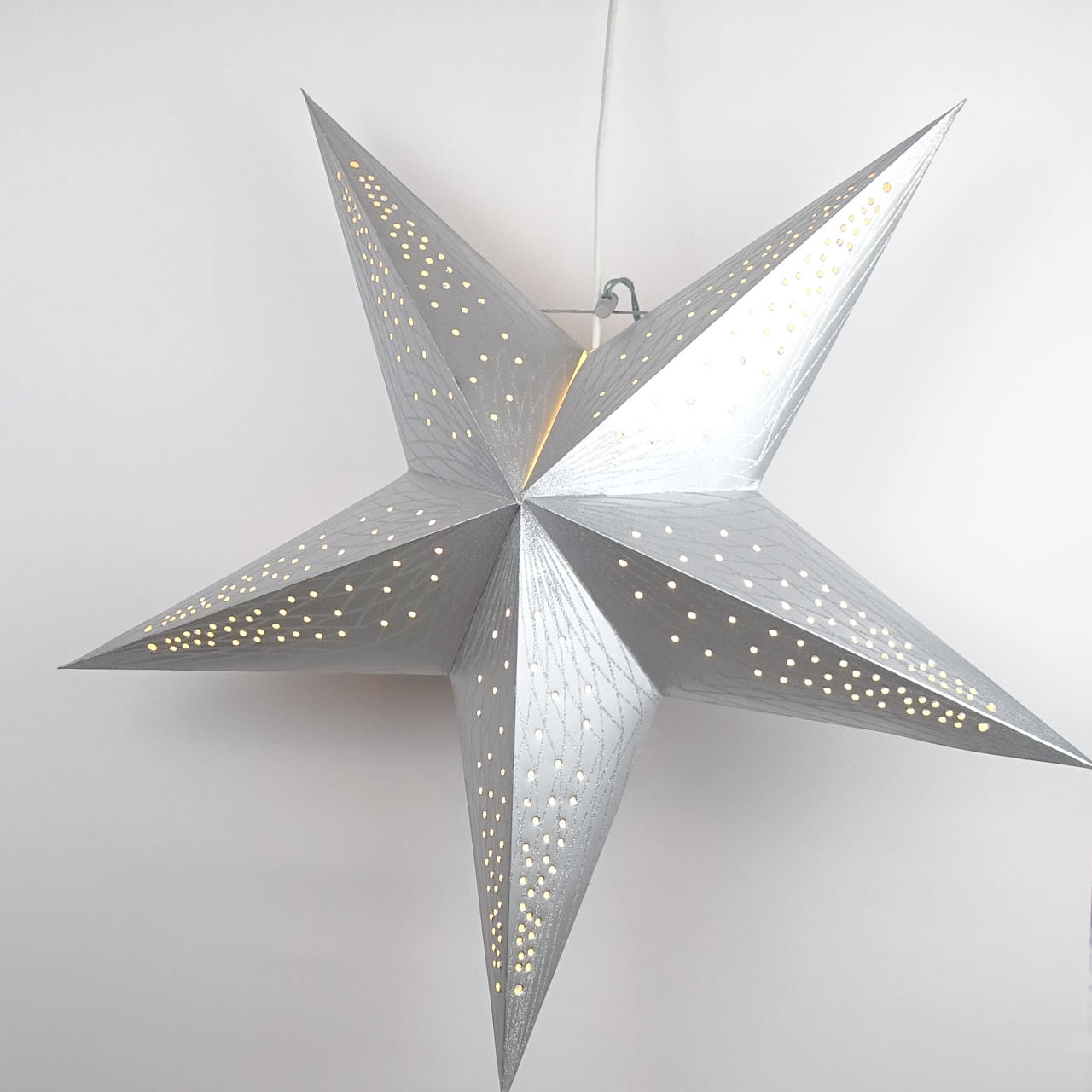 Silberner Fensterstern zum Aufhängen für die weihnachtliche Dekoration, beleuchtbar, 56 cm Durchmesser - fair hergestellt in Indien